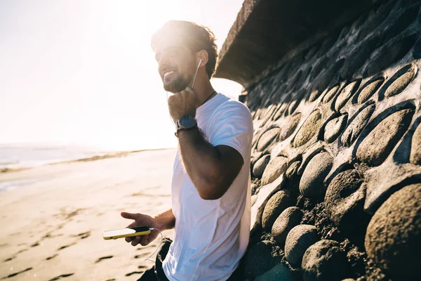 해변의 모래사장에 근처에서 헤드폰으로 음악을 턱수염을 — 스톡 사진