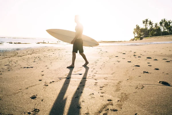 Widok Boku Pełna Sylwetka Bezimienny Mężczyzna Surfer Noszenie Czarne Szorty — Zdjęcie stockowe