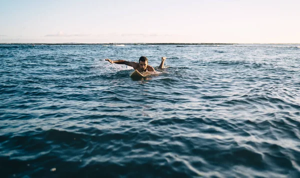 Ativo Apto Jovem Viajante Sexo Masculino Deitado Prancha Surf Nadando — Fotografia de Stock