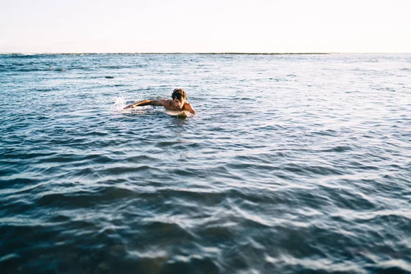 Shirtless Ταιριάζει Σοβαρή Αρσενικό Surfer Σκούρα Μαλλιά Κολύμπι Πάνω Από — Φωτογραφία Αρχείου