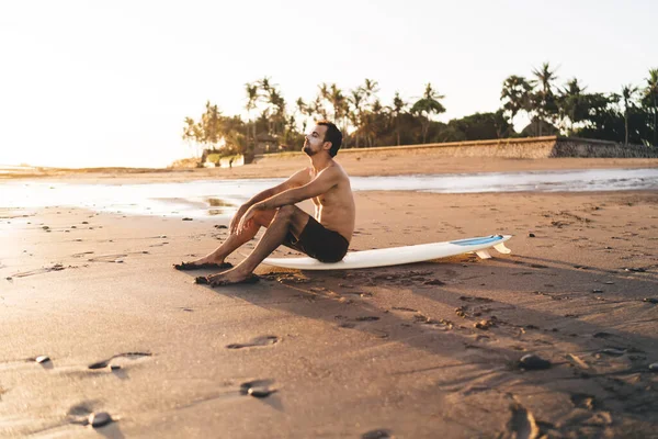 Młody Surfer Bez Koszuli Kremem Opalania Twarzy Siedzi Zamkniętymi Oczami — Zdjęcie stockowe