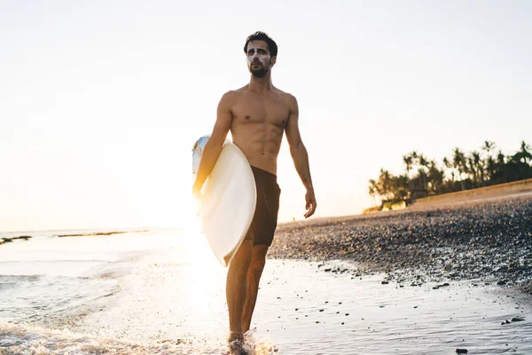 Surfista Masculino Caminhando Pela Praia Perto Borda Das Águas Desfrutando — Fotografia de Stock