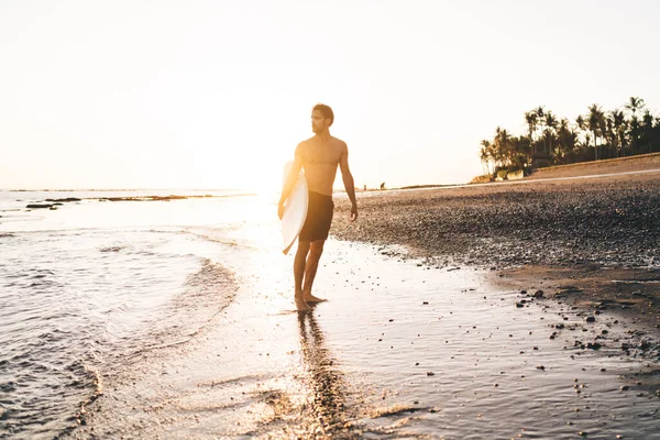 Giovane Surfista Sesso Maschile Forma Con Tavola Surf Sotto Braccio — Foto Stock