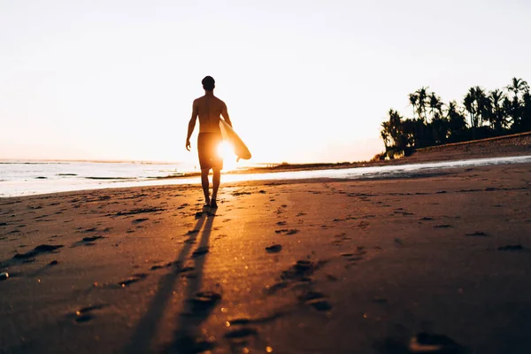 Visão Traseira Homem Esportivo Andando Praia Verão Com Pôr Sol — Fotografia de Stock