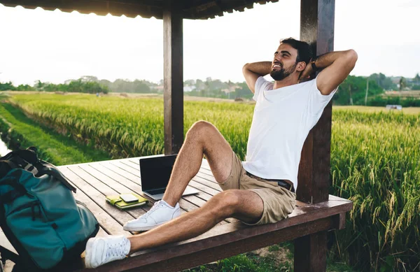 Feliz Joven Barbudo Turista Masculino Sentado Gazebo Madera Con Las — Foto de Stock