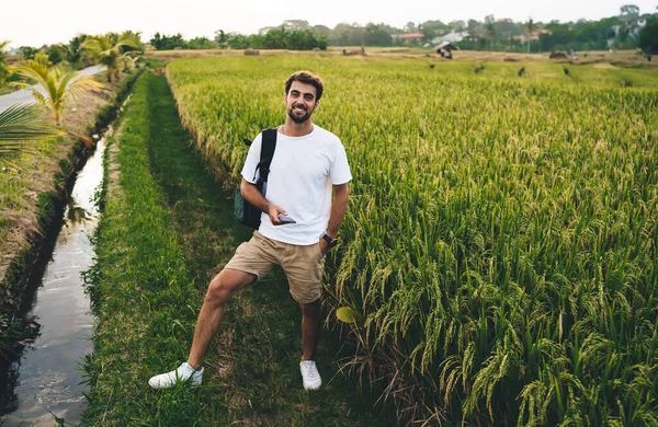 Positive Bearded Young Male Casual Summer Outfit Backpack Standing Green — Stock Photo, Image