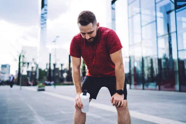 Uitgeputte Mannelijke Jogger Rood Shirt Met Fles Hand Staan Buurt — Stockfoto