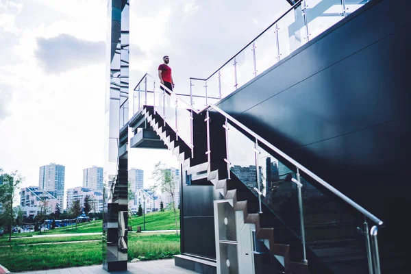 Seriöser Mann Legerer Kleidung Steht Auf Einer Metalltreppe Eines Modernen — Stockfoto