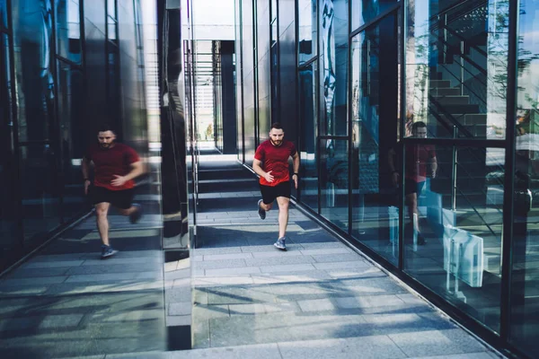 Cuerpo Completo Hombre Joven Jogging Ropa Deportiva Por Construcción Centro — Foto de Stock