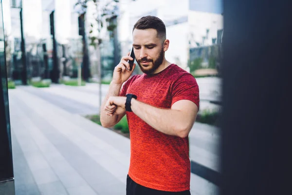 Hombre Concentrado Con Pelo Corto Conversando Por Teléfono Mientras Está — Foto de Stock