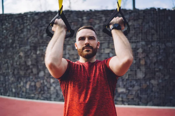 Krachtige Gespierde Sporter Casual Dragen Doen Stretching Oefeningen Met Schorsing — Stockfoto