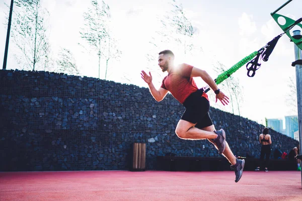 Muscular Sportsman Performing Running Spot While Doing Exercises Elastic Ropes — Stock Photo, Image