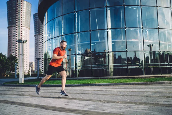 Longitud Completa Corredor Atlético Masculino Ropa Deportiva Corriendo Rápido Pavimento — Foto de Stock