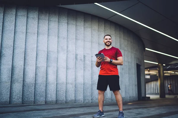 Cuerpo Completo Entrenador Masculino Sonriente Con Tableta Manos Escalofriantes Después — Foto de Stock