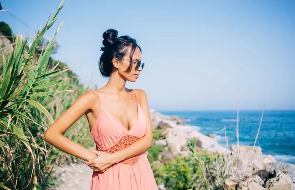 Ponderando Mulher Óculos Para Proteção Solar Praia Litorânea Pensando Feriados — Fotografia de Stock