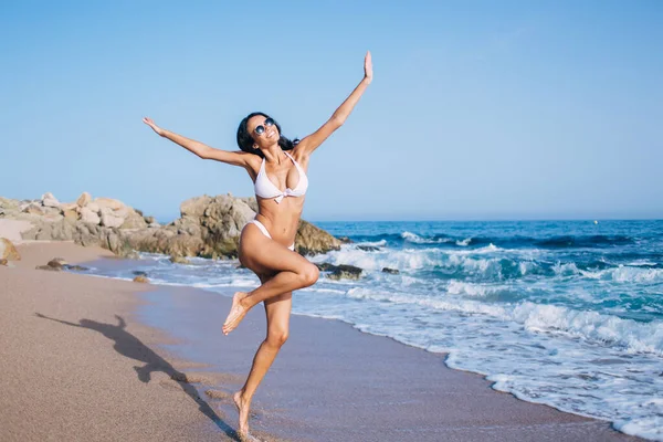 身着时髦泳衣的快乐女孩在海滩上尽情享受阳光浴的乐趣 而性感的拉丁女人则在夏季度假度假放松时感到快乐 — 图库照片