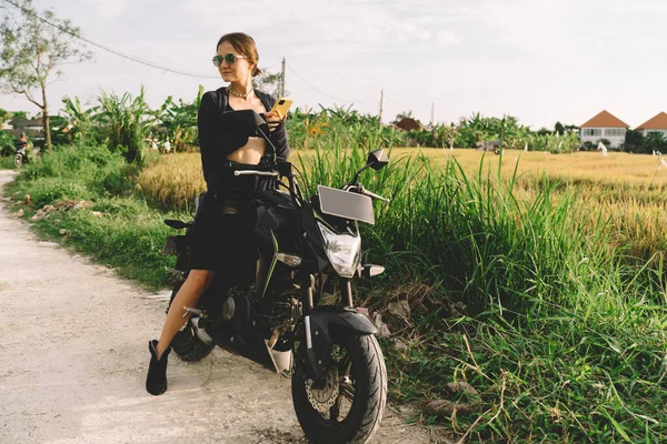 Corps Complet Jeune Femme Mince Positive Dans Des Vêtements Noirs — Photo