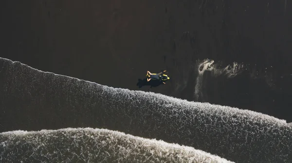 Drone Vista Viajante Masculino Irreconhecível Capacete Deitado Motocicleta Entre Ondas — Fotografia de Stock