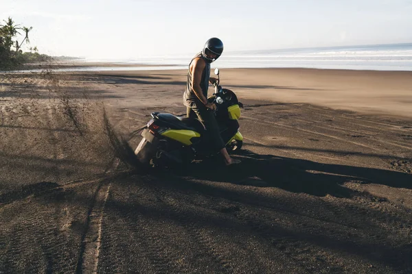 Longitud Completa Motocicleta Masculina Irreconocible Que Monta Motocicleta Playa Arenosa — Foto de Stock