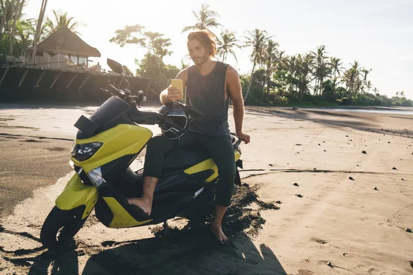 Piena Lunghezza Uomo Barbuto Seduto Moto Sulla Spiaggia Sabbiosa Vicino — Foto Stock