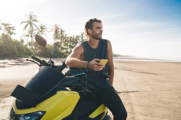 Zijaanzicht Van Een Bebaarde Mannelijke Fietser Casual Kleding Zittend Motor — Stockfoto