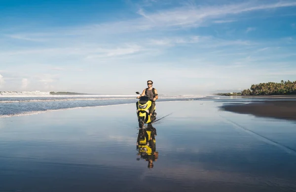 Jovem Hipster Masculino Top Tanque Óculos Dirigindo Scooter Elétrico Areia — Fotografia de Stock