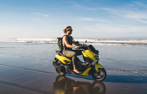 Πλήρες Μήκος Του Άνδρα Ταξιδιώτη Γυαλιά Οδήγησης Μοτοσικλέτας Υγρή Άμμο — Φωτογραφία Αρχείου