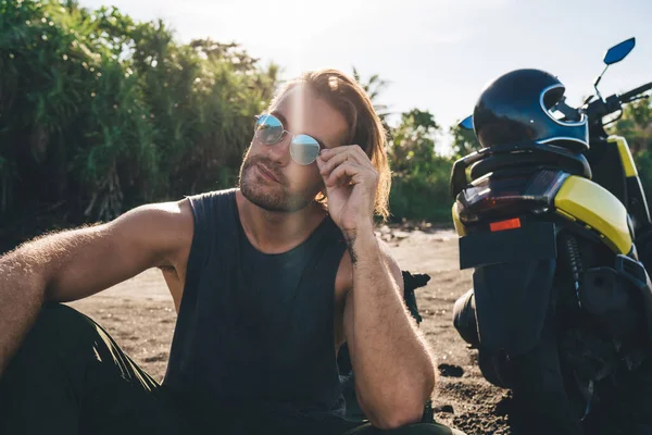 Brutal Hipster Masculino Gafas Camiseta Sin Mangas Que Enfría Solo — Foto de Stock