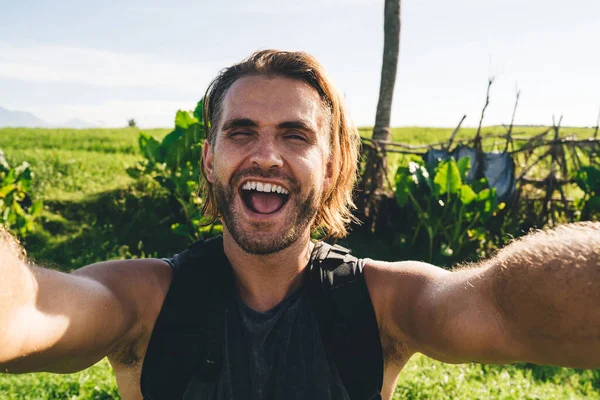 Cheerful Young Male Traveler Casual Wear Backpack Taking Selfie While — Stock Photo, Image