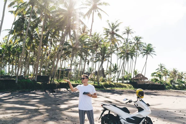 Joven Hipster Masculino Gafas Descansando Orilla Lanzando Moderno Dron Mientras —  Fotos de Stock