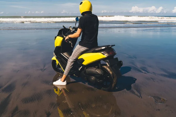 Widok Tyłu Całego Ciała Nierozpoznawalnego Samca Hipstera Kasku Siedzącego Motocyklu — Zdjęcie stockowe