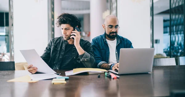 Vendedor Oriente Medio Gafas Clásicas Revisando Sitio Web Financiero Para — Foto de Stock