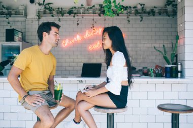 Birbirine aşık romantik bir çift, kafeteryanın içinde buluşup eğleniyor. Birlikte boş vakit geçirmekten memnun genç hipsterler, dost atmosferinde eğitimi tartışıyorlar. Fikir ve görüşlerini paylaşıyorlar.