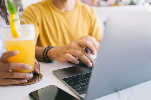 Cropped Image Male Typing Laptop Computer Meeting Cafe Interior Female — Stock Photo, Image