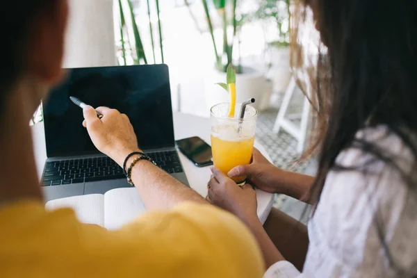 Vágott Kép Férfi Női Kollégák Beszél Egymással Hogy Online Kutatás — Stock Fotó