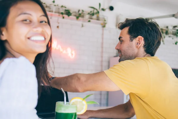 Feliz Engraçado Mulher Asiática Passar Tempo Interior Café Divertindo Comunicando — Fotografia de Stock