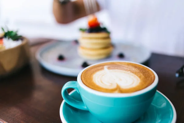 Cangkir Kopi Biru Dengan Aroma Cappuccino Minuman Kafein Dengan Busa — Stok Foto