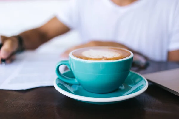Fokus Selektif Pada Cangkir Biru Dengan Minuman Kafein Berdiri Tempat — Stok Foto