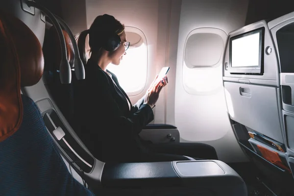 Mujer Exitosa Ropa Formal Viendo Video Línea Teléfono Celular Durante — Foto de Stock