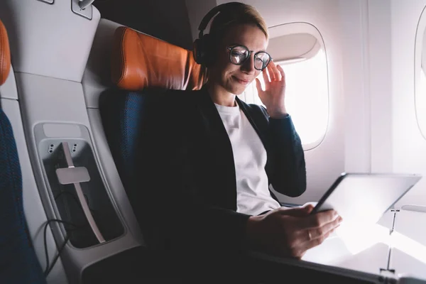 Desde Abajo Alegre Hembra Ropa Formal Anteojos Viendo Película Desde — Foto de Stock