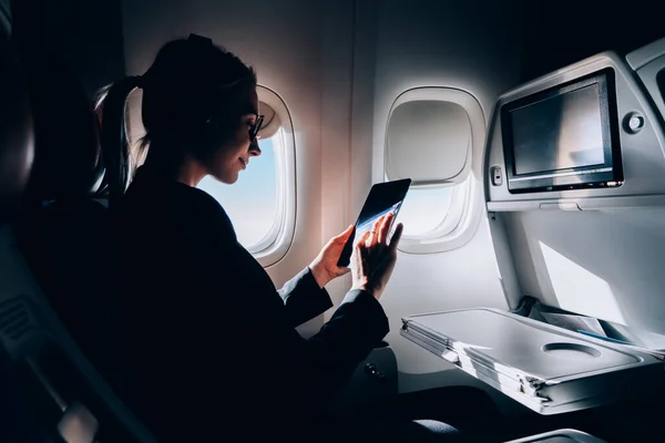 Vista Lateral Sonriente Mujer Negocios Sentada Ventana Desgaste Asiento Del — Foto de Stock