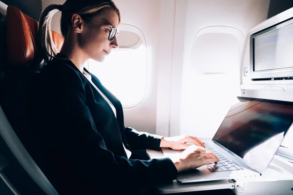 Vista Lateral Mujer Empresaria Cultivos Chaqueta Elegante Anteojos Que Trabajan — Foto de Stock