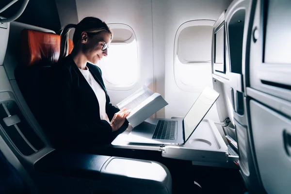 Gözlüklü Resmi Kıyafet Giyen Neşeli Bir Kadın Güncel Uçaklarda Netbook — Stok fotoğraf