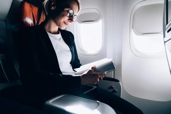 Desde Abajo Cosecha Alegre Dama Enfocada Gafas Ropa Formal Libro — Foto de Stock