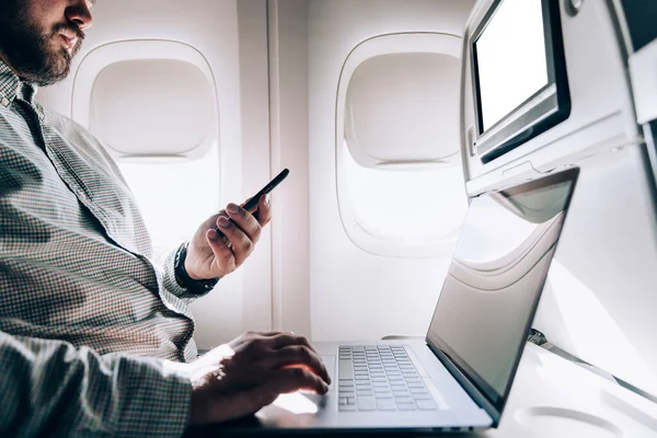 Desde Vista Lateral Abajo Del Freelancer Masculino Enfocado Usando Netbook — Foto de Stock