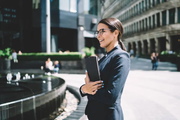 Vista Lateral Joven Mujer Negocios Con Uñas Pulidas Usando Gafas —  Fotos de Stock