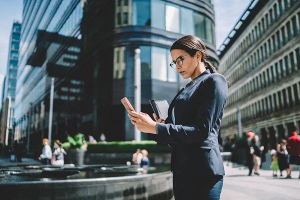 Vue Latérale Femme Sérieuse Tenue Formelle Lunettes Avec Rapport Main — Photo