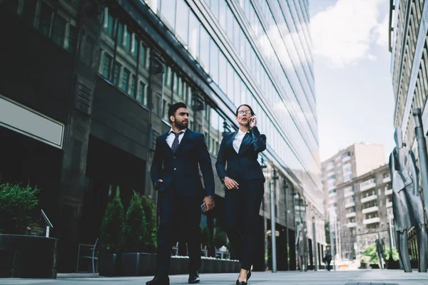 Pensativo Hombre Mujer Negocios Traje Elegante Clásico Caminando Por Calle — Foto de Stock