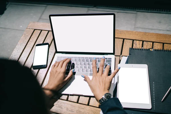 Emprendedora Anónima Desde Arriba Usando Laptop Con Pantalla Blanco Cerca — Foto de Stock