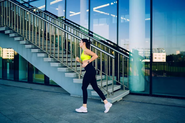 Seitenansicht Der Schlanken Modernen Frau Sportkleidung Und Weißen Turnschuhen Mit — Stockfoto